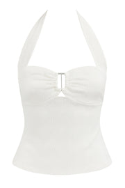 Top de fit ajustado, cuello halter con nudo amarrable posterior, escote corazón con cortes, plisados decorativos y cut out frontal. Detalle de textura en tejido.
