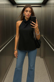 Top halter de cuello alto fluido, sin mangas, fit recto, cierre posterior con botones y ojales.