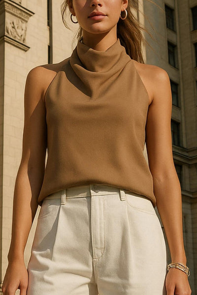 Top halter de cuello alto fluido, sin mangas, fit recto, cierre posterior con botones y ojales.