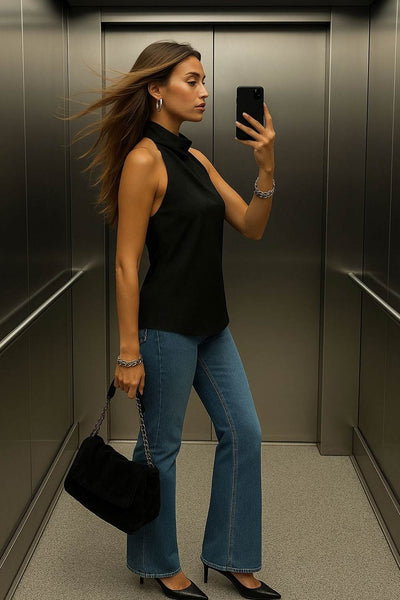 Top halter de cuello alto fluido, sin mangas, fit recto, cierre posterior con botones y ojales.