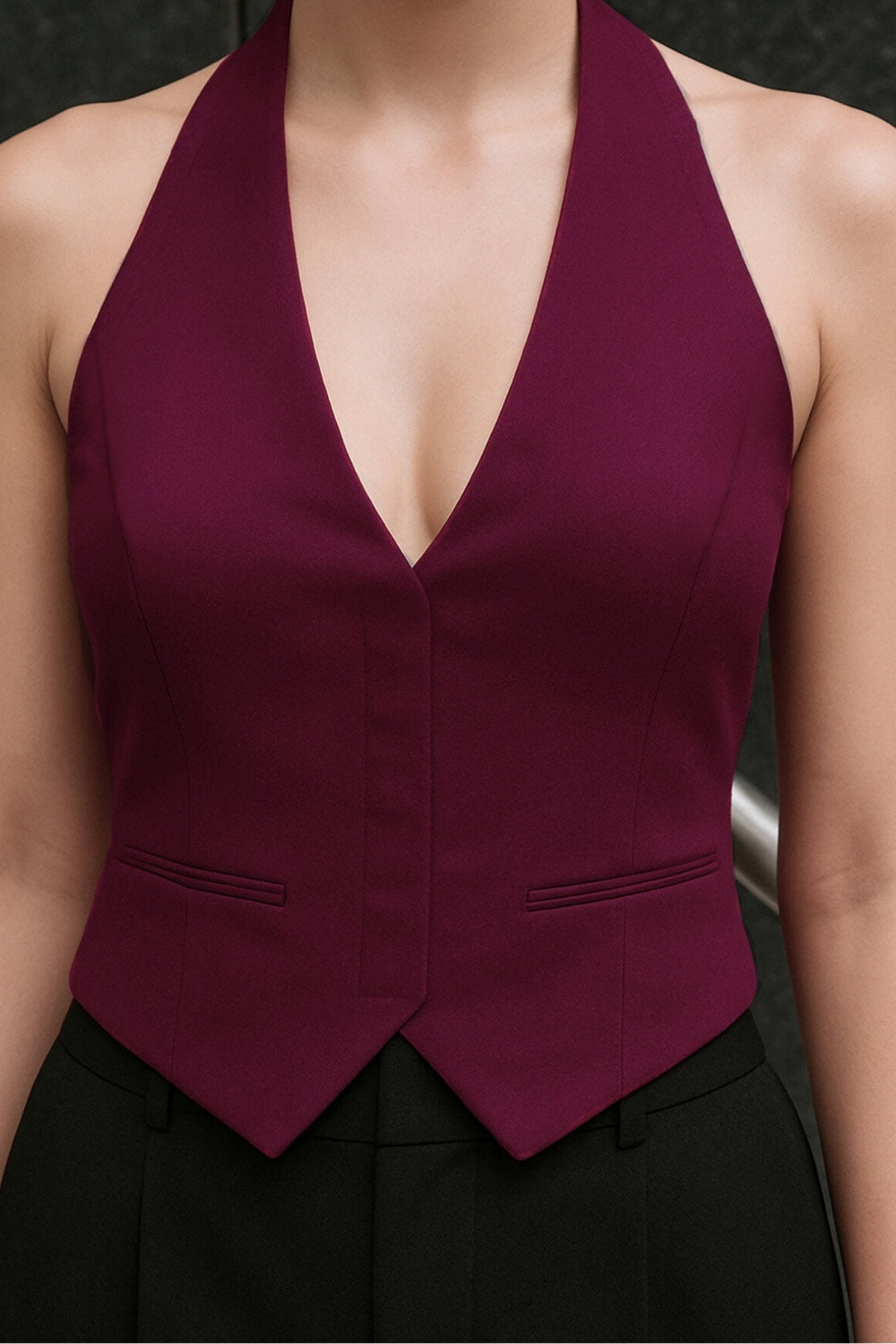 Chaleco corto cuello halter de fit ajustado, escote v, cierre lateral con cremallera oculta, vivos decorativos frontales y bajo v frontal. Escote en espalda y rib elástico posterior.