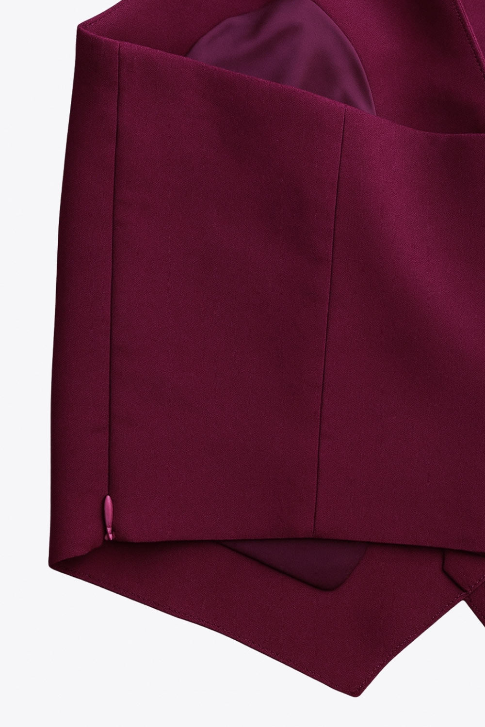 Chaleco corto cuello halter de fit ajustado, escote v, cierre lateral con cremallera oculta, vivos decorativos frontales y bajo v frontal. Escote en espalda y rib elástico posterior.