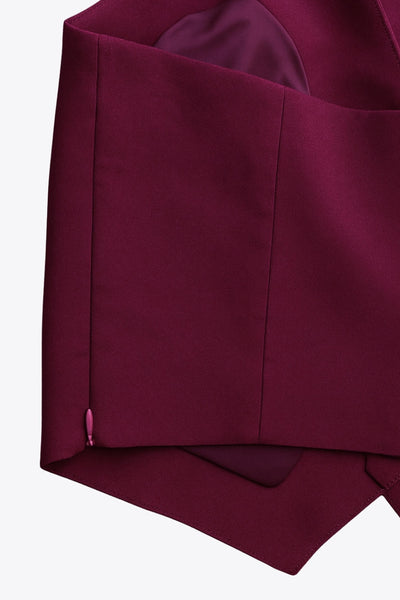 Chaleco corto cuello halter de fit ajustado, escote v, cierre lateral con cremallera oculta, vivos decorativos frontales y bajo v frontal. Escote en espalda y rib elástico posterior.