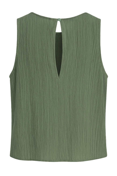 Top halter de fit recto, cuello fluido, sin mangas, cierre posterior con botón y ojal.