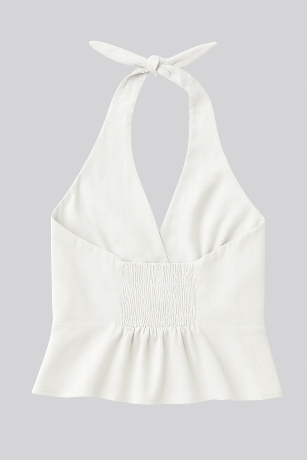 Top corto de cuello halter con nudo amarrable posterior, escote v con cortes y plisados decorativos frontales, fit ajustado, escote en espalda con fruncido posterior, cierre frontal con hilera de botones y abertura en bajo.