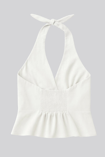 Top corto de cuello halter con nudo amarrable posterior, escote v con cortes y plisados decorativos frontales, fit ajustado, escote en espalda con fruncido posterior, cierre frontal con hilera de botones y abertura en bajo.