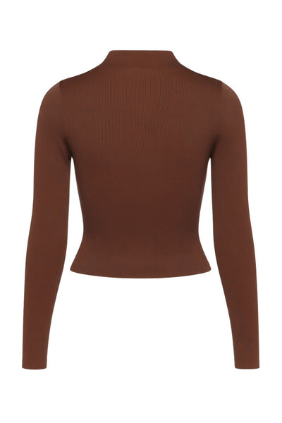 Top básico de canalé, fit ajustado, cuello mock seguido y manga larga.