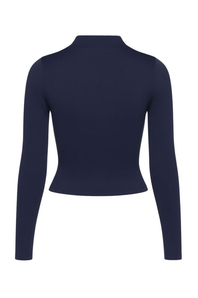 Top básico de canalé, fit ajustado, cuello mock seguido y manga larga.