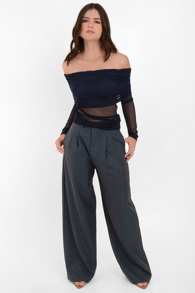 Top de mesh, fit ajustado, hombros descubiertos, manga larga, escote recto con doblez y plisados decorativos.