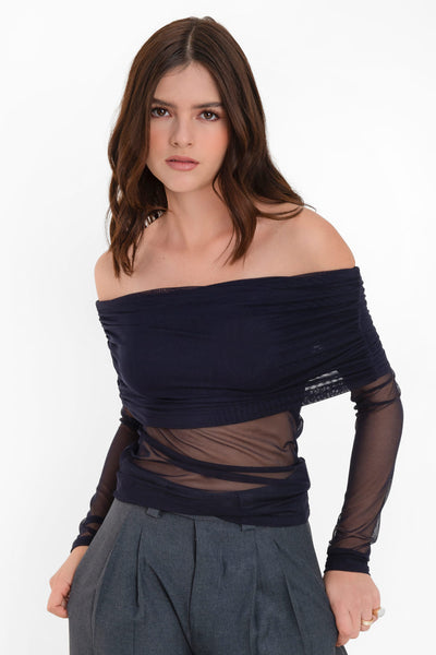 Top de mesh, fit ajustado, hombros descubiertos, manga larga, escote recto con doblez y plisados decorativos.