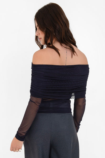 Top de mesh, fit ajustado, hombros descubiertos, manga larga, escote recto con doblez y plisados decorativos.