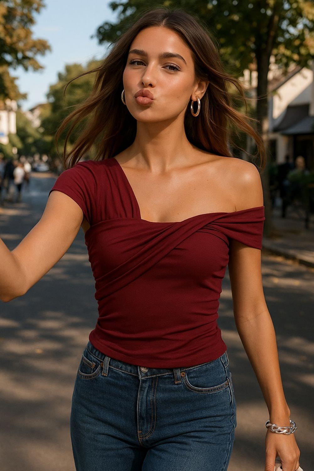 Top de fit ajustado, manga corta, escote asimétrico con hombro descubierto y detalle decorativo frontal con plisados.