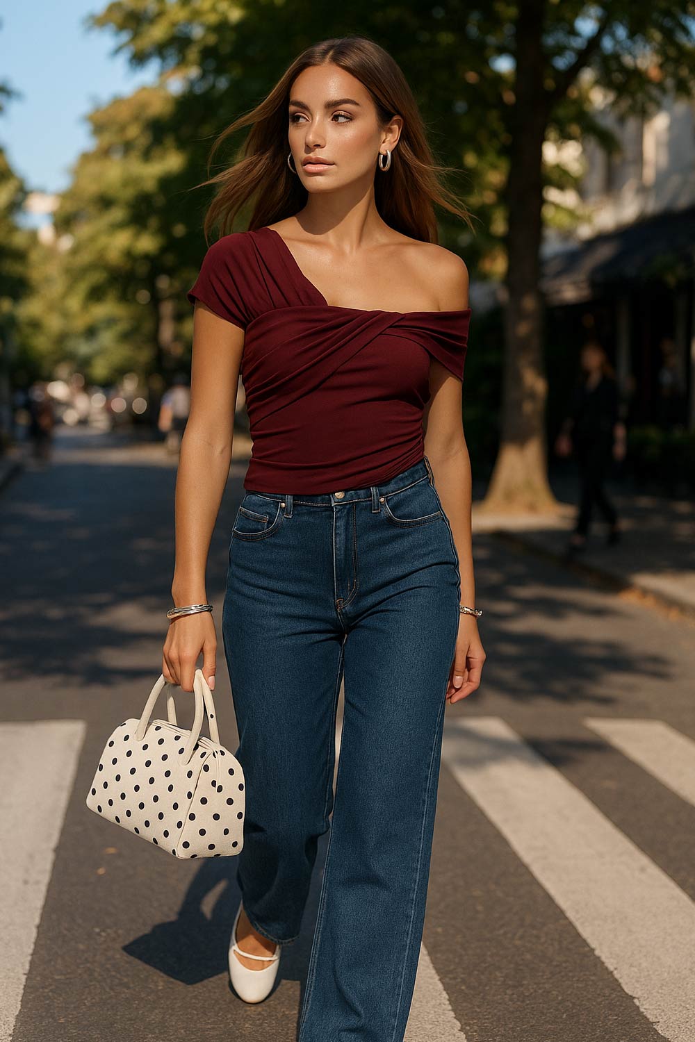 Top de fit ajustado, manga corta, escote asimétrico con hombro descubierto y detalle decorativo frontal con plisados.