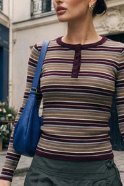 Jersey de punto, estampado rayas, fit ajustado, manga larga, cuello redondo con rib en contraste e hilera frontal de botones.