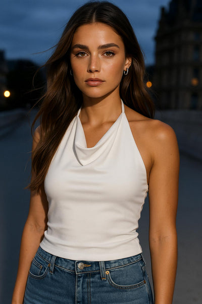 Top corto de cuello halter fluido, sin mangas, fit ajustado y escote en espalda.