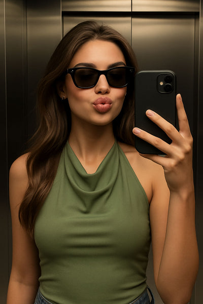 Top corto de cuello halter fluido, sin mangas, fit ajustado y escote en espalda.