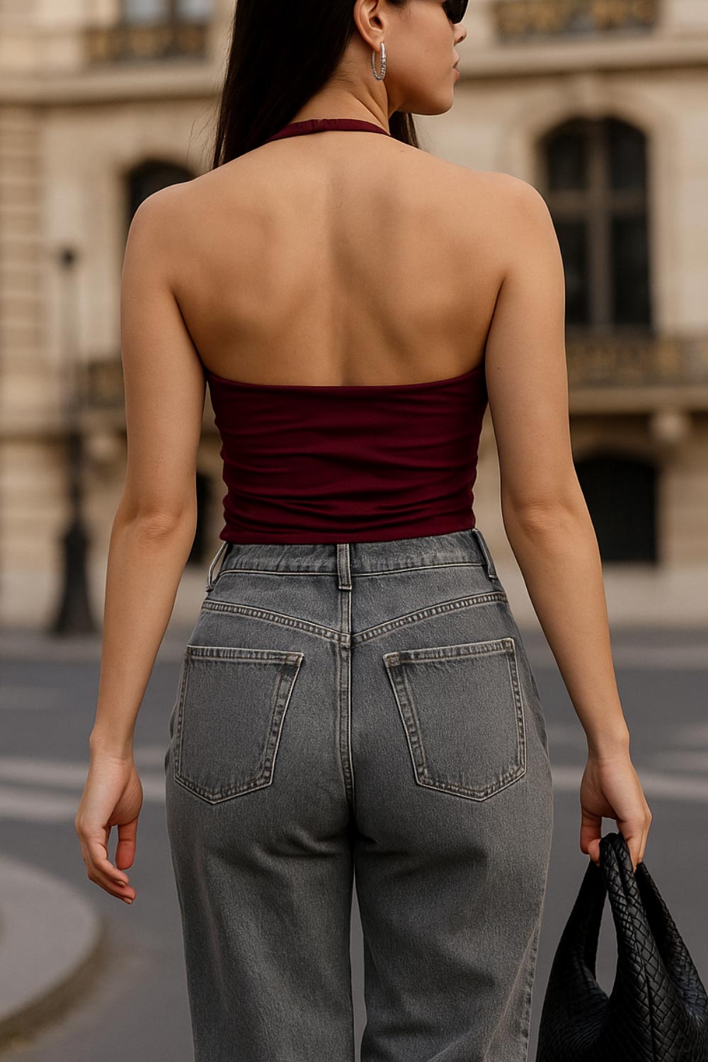 Top corto de cuello halter fluido, sin mangas, fit ajustado y escote en espalda.