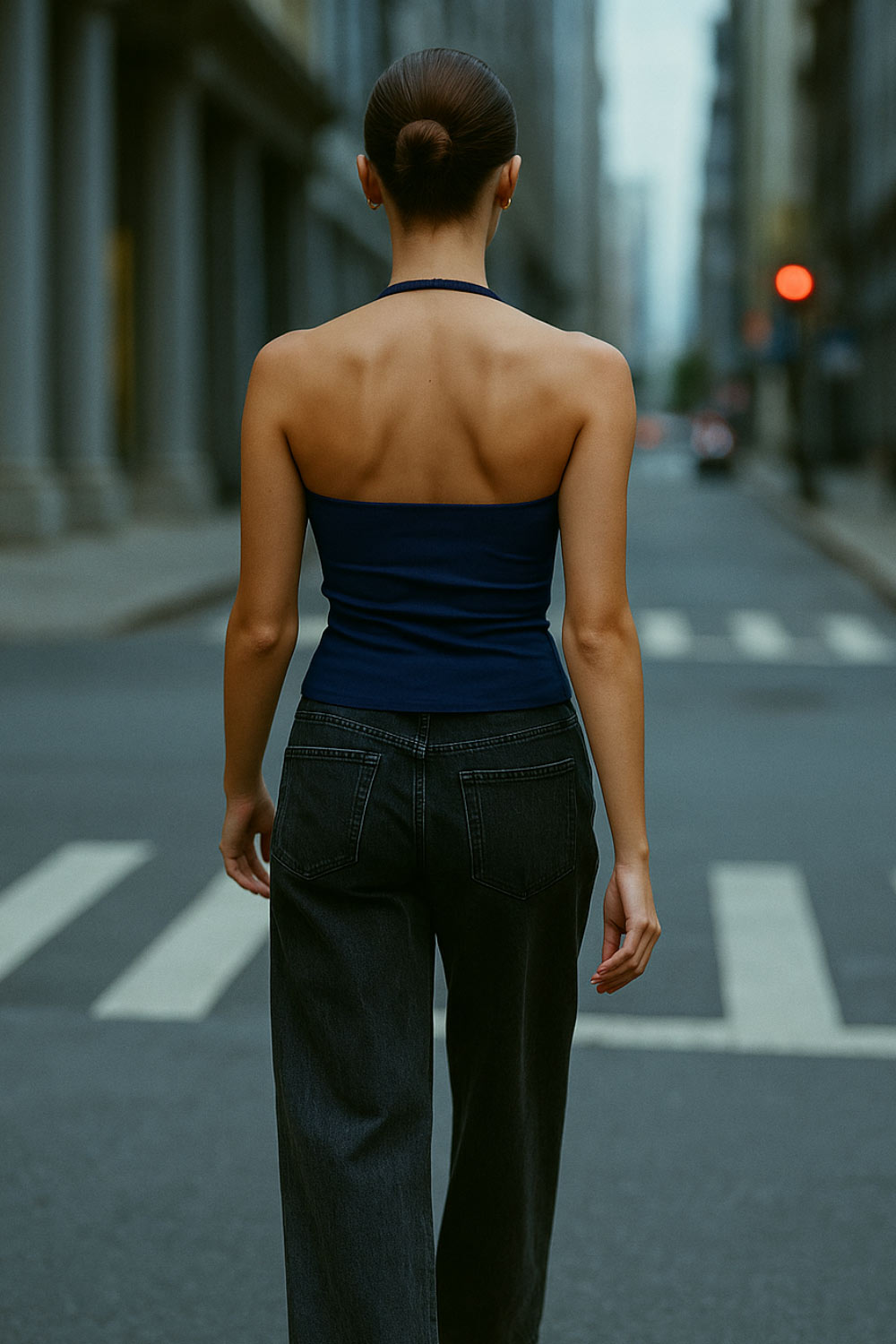 Top corto de cuello halter fluido, sin mangas, fit ajustado y escote en espalda.