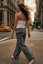 Top corto de cuello halter fluido, sin mangas, fit ajustado y escote en espalda.