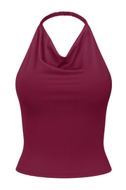 Top corto de cuello halter fluido, sin mangas, fit ajustado y escote en espalda.