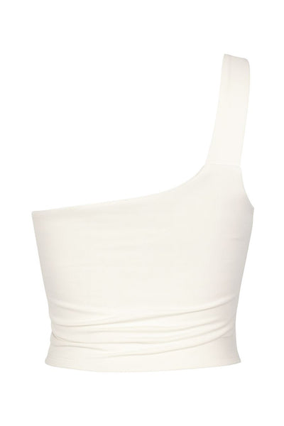 Top corto asimétrico de fit ajustado, un hombro, escote diagonal, tirante ajustable con hebilla en contraste, plisados en costado y bajo frontal asimétrico.