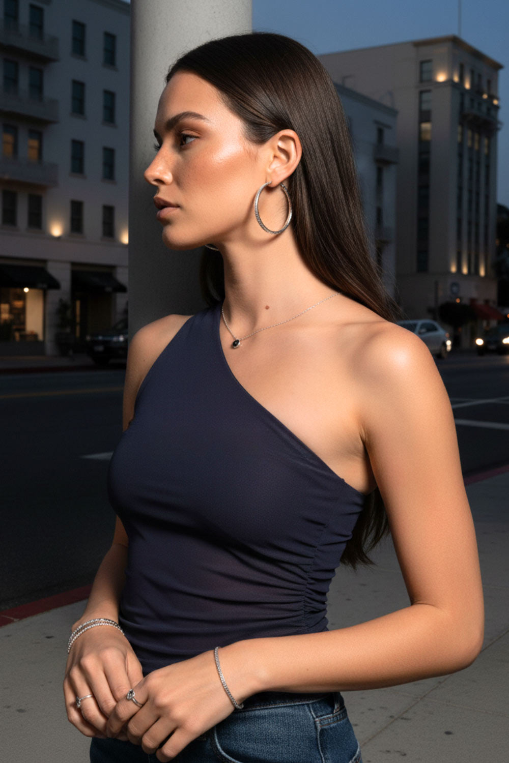 Top corto asimétrico de mesh, fit ajustado, un hombro, escote diagonal, sin mangas, detalles plisados en costado y bajo asimétrico con rib en borde.