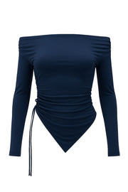Top de fit ajustado, hombros descubiertos, escote recto, manga larga, plisados en costados y hombros, jareta ajustable lateral y bajo asimétrico.