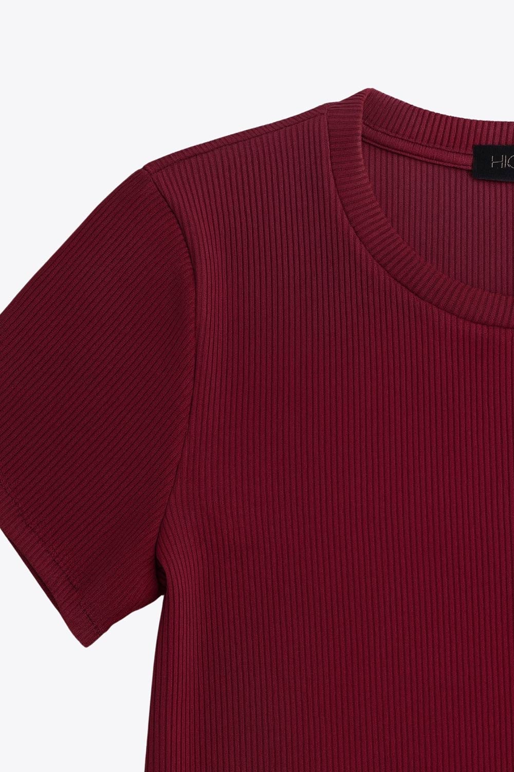 Top canalé de fit ajustado, manga corta y cuello redondo con rib en borde.