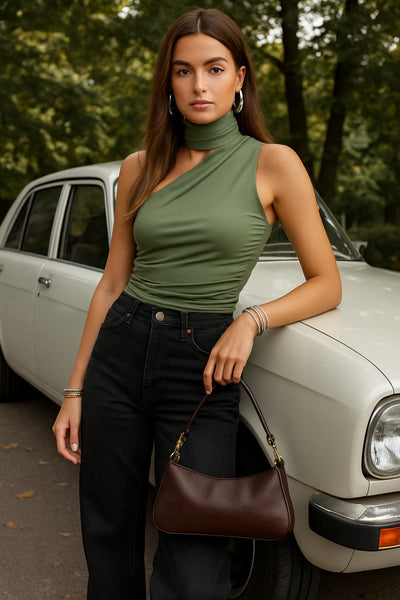 Top satinado asimétrico, de fit ajustado, detalles plisados laterales y en hombro, sin mangas, un hombro, escote diagonal y choker con plisados. Cierre posterior con botón y ojal.