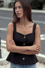 Top de fit ajustado, sin mangas, escote cuadrado, cortes frontales y peplum con olanes en bajo. Cierre frontal con hilera de botones en contraste.