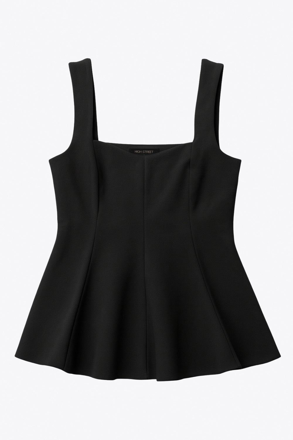 Top de tirantes, fit ajustado, escote corazón, costuras frontales y peplum con olanes en cintura.