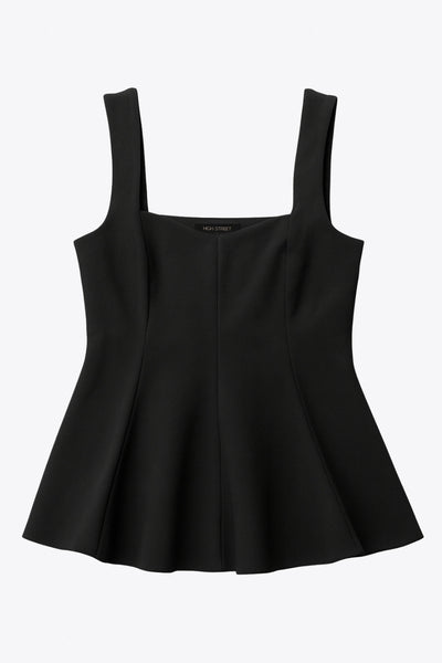 Top de tirantes, fit ajustado, escote corazón, costuras frontales y peplum con olanes en cintura.