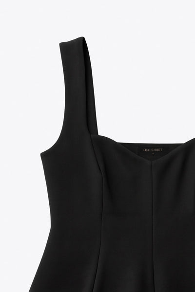 Top de tirantes, fit ajustado, escote corazón, costuras frontales y peplum con olanes en cintura.