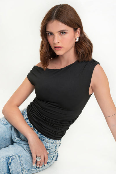 Top ajustado asimétrico de escote diagonal, una manga corta seguida con hombro descubierto, plisados en hombros y costados.