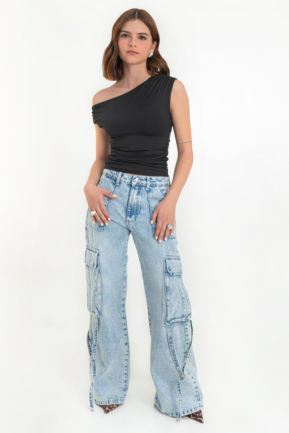 Top ajustado asimétrico de escote diagonal, una manga corta seguida con hombro descubierto, plisados en hombros y costados.