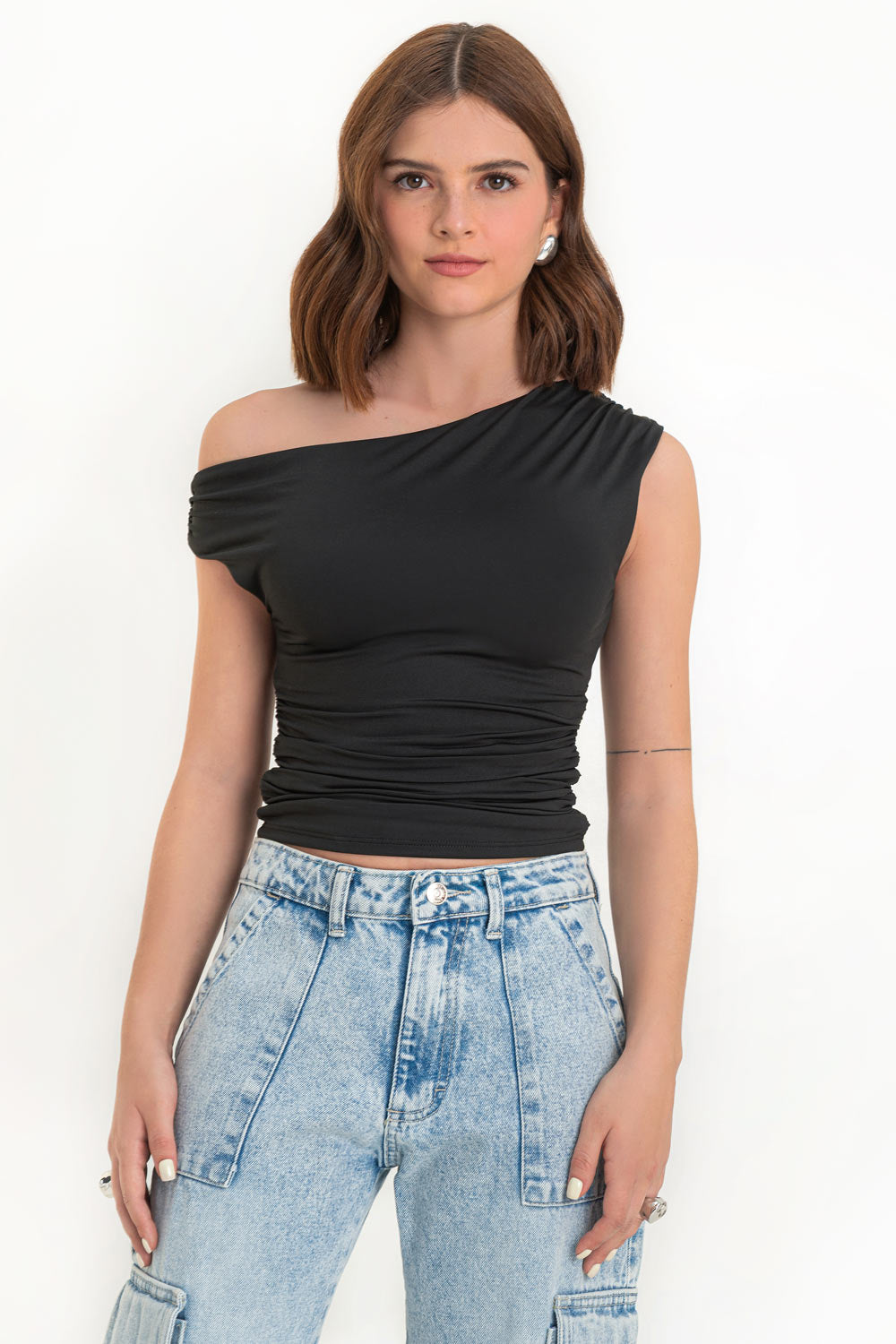 Top ajustado asimétrico de escote diagonal, una manga corta seguida con hombro descubierto, plisados en hombros y costados.