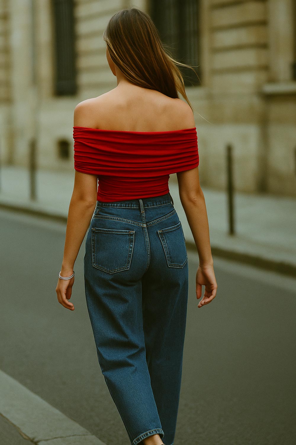 Top corto plisado de fit ajustado, escote v con cruce frontal, manga corta seguida, plisados en costados y hombros.