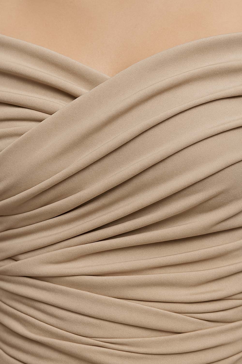 Top corto plisado de fit ajustado, escote v con cruce frontal, manga corta seguida, plisados en costados y hombros.