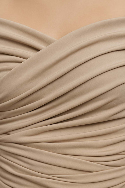 Top corto plisado de fit ajustado, escote v con cruce frontal, manga corta seguida, plisados en costados y hombros.