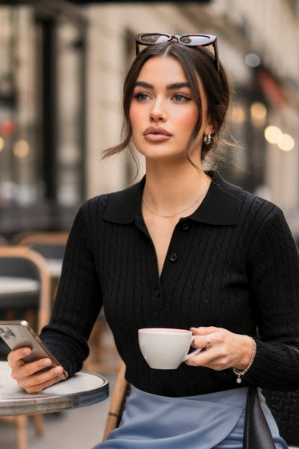 Top canalé de punto, fit ajustado, manga larga, cuello polo con botones, rib en bajo y puños. y escote v con cuello polo. Detalle de textura en tejido.