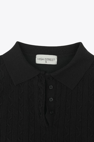 Top canalé de punto, fit ajustado, manga larga, cuello polo con botones, rib en bajo y puños. y escote v con cuello polo. Detalle de textura en tejido.