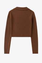 Top canalé de punto, fit ajustado, manga corta y escote v con cuello polo.