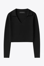 Top canalé de punto, fit ajustado, manga corta y escote v con cuello polo.
