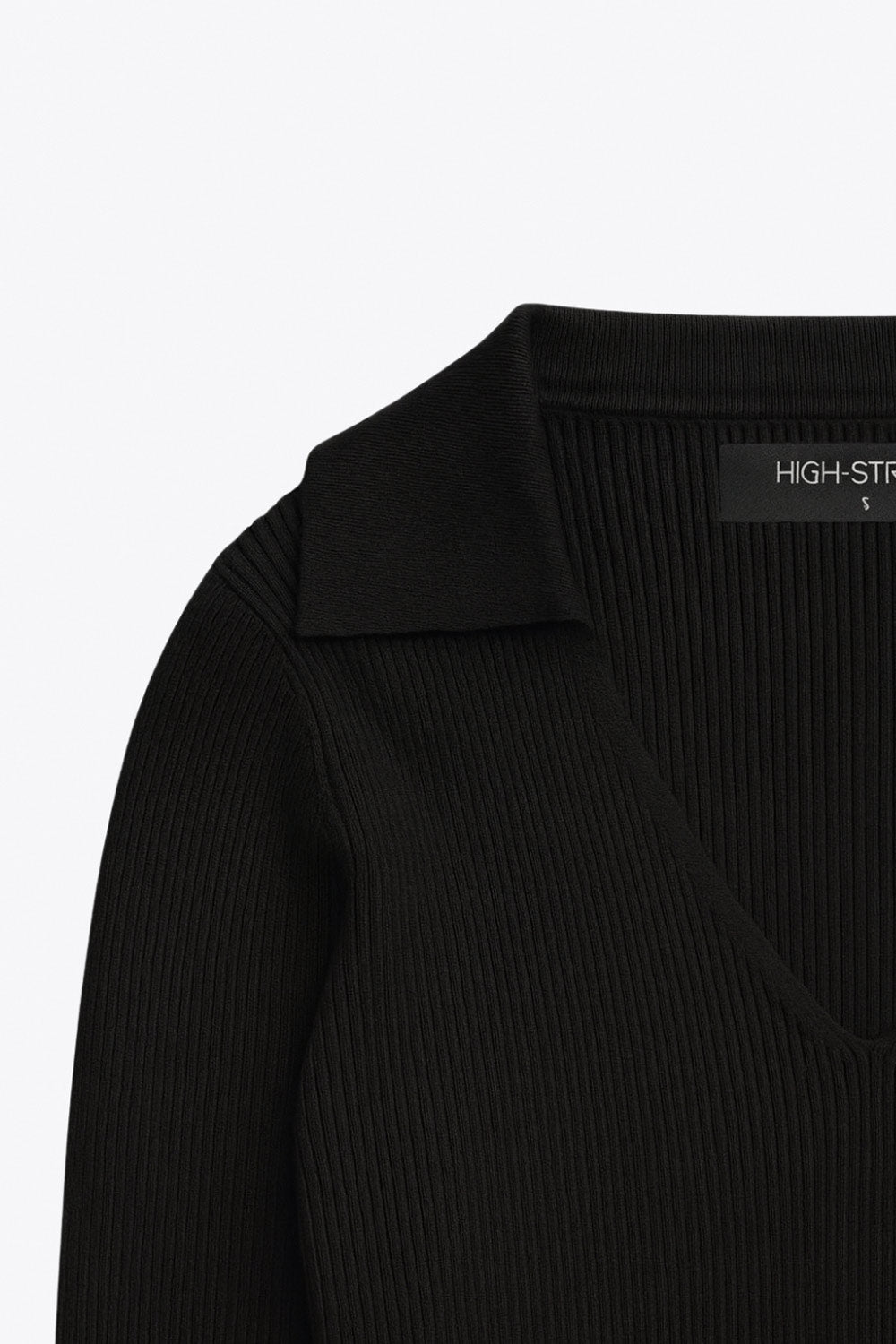 Top canalé de punto, fit ajustado, manga corta y escote v con cuello polo.