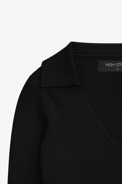 Top canalé de punto, fit ajustado, manga corta y escote v con cuello polo.