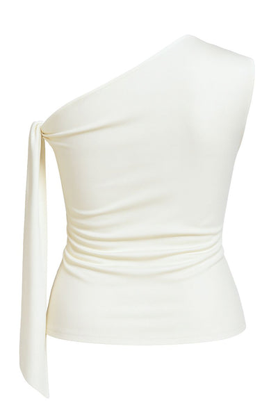 Top asimétrico de fit ajustado, sin mangas, escote diagonal, hombro descubierto y detalle decorativo de nudo amarrable.