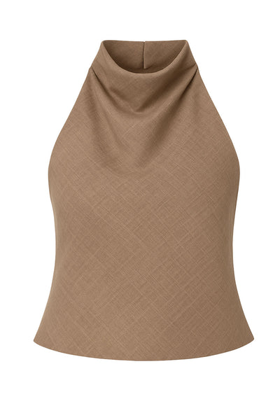 Top corto halter de cuello alto fluido, fit recto, escote en espalda, cierre posterior con botón y ojal.