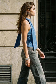 Top de fit ajustado, sin mangas, escote en espalda, cuello halter con plisados y nudo amarrable.