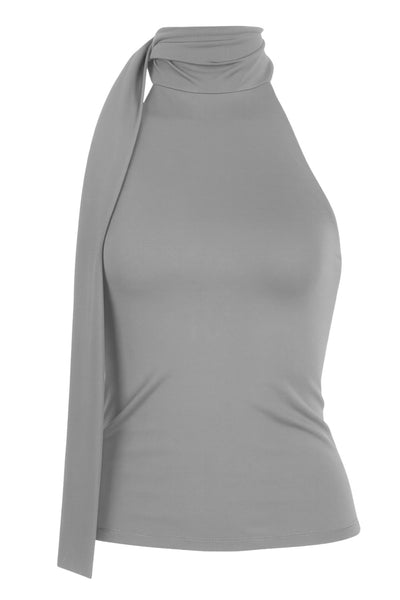 Top de fit ajustado, sin mangas, escote en espalda, cuello halter con plisados y nudo amarrable.