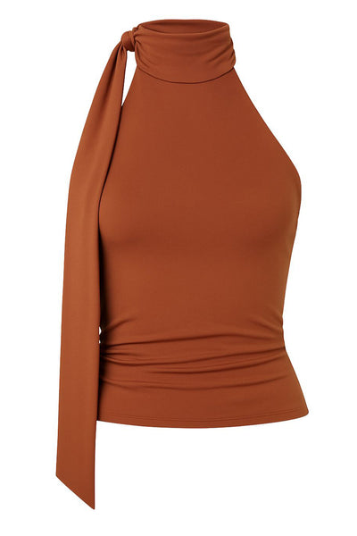 Top de fit ajustado, sin mangas, escote en espalda, cuello halter con plisados y nudo amarrable.